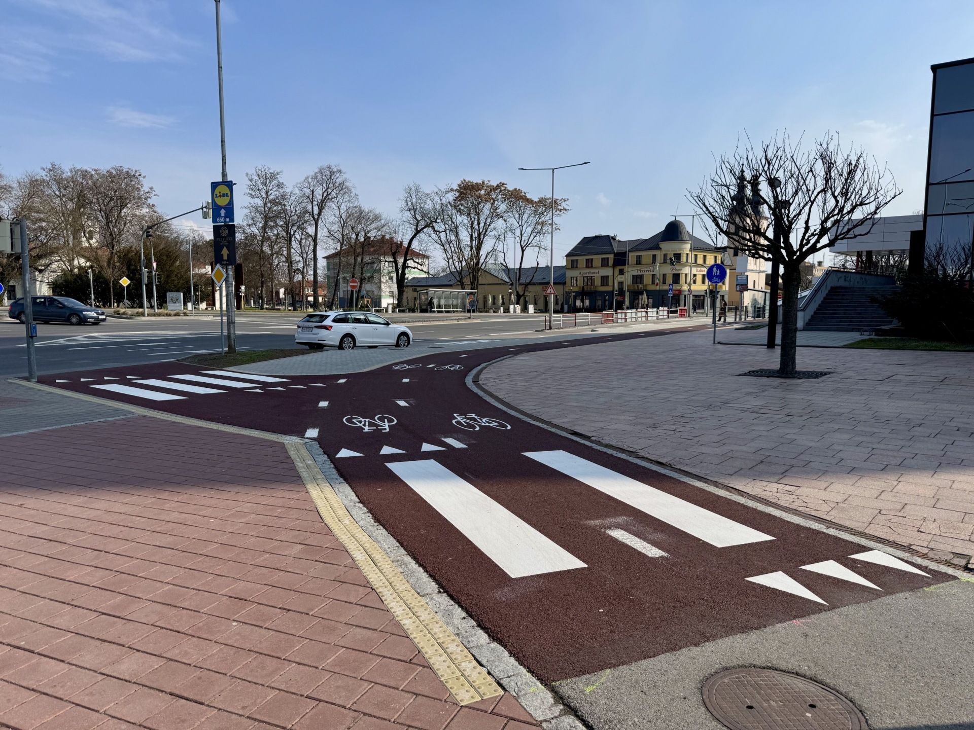Cyklistický chodník Hollého – Okružná – Štefánikova