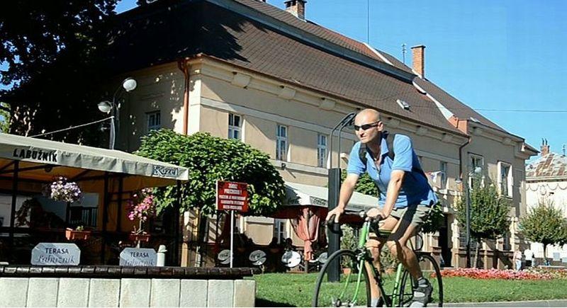 Cyklistický chodník Hollého – Okružná – Štefánikova